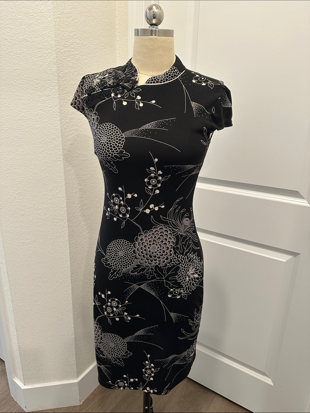 Black Floral Print Cap-Sleeve Sheath Dress